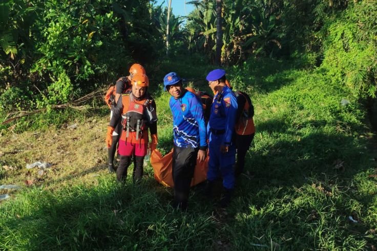 Tim SAR gabungan mengevakuasi jenazah pemuda yang ditemukan di Bendungan Mengwi, Badung, untuk dibawa ke RSUD Mangusada.