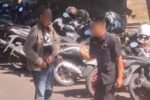 Tangkapan layar video memperlihatkan seorang wartawan saat berupaya meliput rapat penanganan sampah di Jayasabha namun aksesnya dibatasi oleh petugas keamanan.