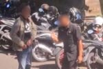 Tangkapan layar video pembatasan akses awak media dalam rapat penanganan sampah yang digelar di Rumah Jabatan Gubernur Bali (Jayasabha), Jumat (17/4).