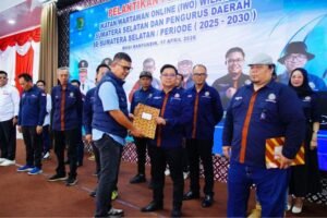 Prosesi pelantikan PW IWO Sumsel dan lima PD se-Sumsel di Pendopo Rumah Dinas Bupati Muba ditandai penyerahan pataka kepada masing-masing ketua.