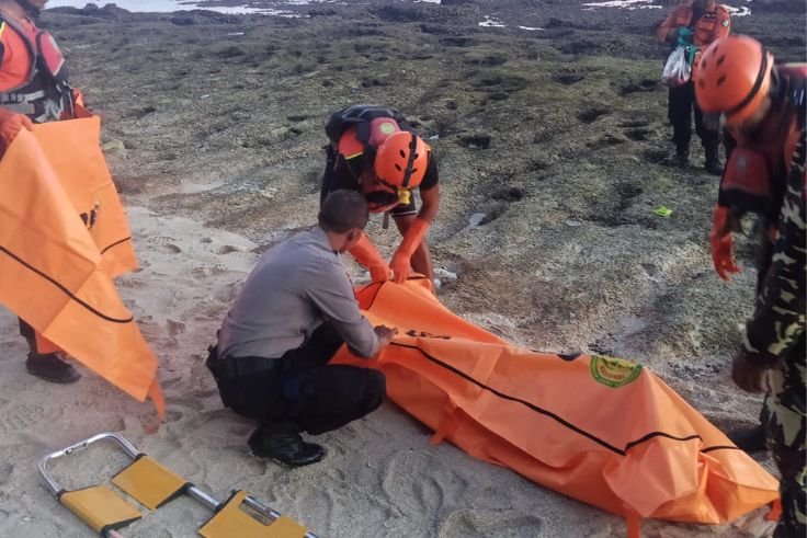 Evakuasi jenazah pria tanpa identitas (Mr. X) di tebing Pantai Gau, Kuta Selatan, Badung, oleh Tim Basarnas.