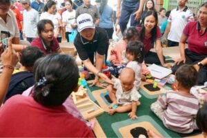 Ketua K3S Badung menyerahkan bantuan kepada warga disabilitas di Desa Kutuh, wujud kepedulian yang menguatkan harapan.