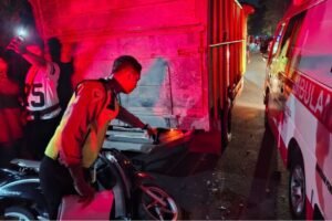 Petugas kepolisian melakukan olah TKP kecelakaan antara motor dan truk di kawasan Jalan Raya Krasan, Abiansemal, Badung.