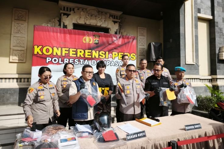 Konferensi pers di Mapolresta Denpasar, Kamis (23/4).