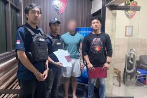 WNA asal Italia diamankan aparat Polresta Denpasar setelah bersikap agresif dan melawan petugas.