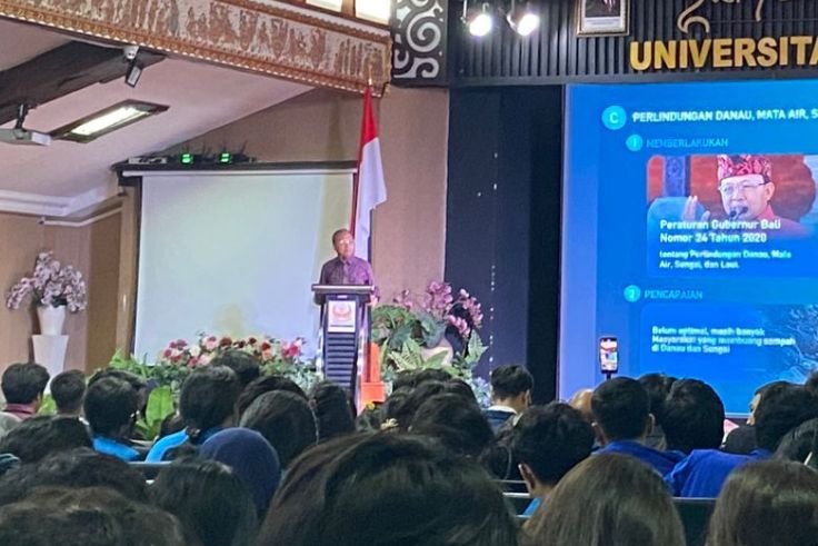 Gubernur Bali Wayan Koster saat menghadiri dialog publik di Universitas Warmadewa.