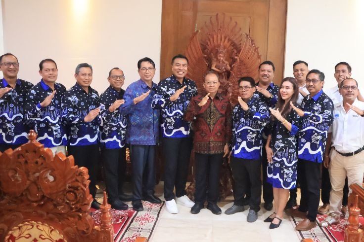 ASITA Bali meets with Governor I Wayan Koster at Jaya Sabha to finalize preparations for the Bali Tourism Run 2026 initiative.