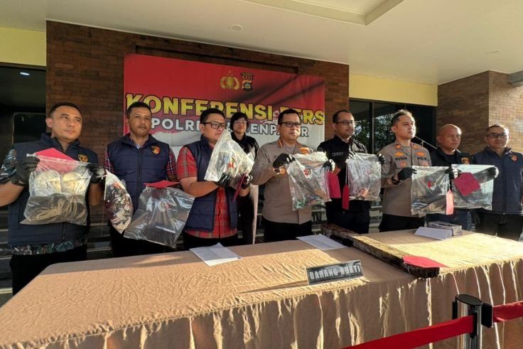Polisi saat konferensi pers mengungkap kasus pengeroyokan dan pembakaran dua ABK di Pelabuhan Benoa, Denpasar.