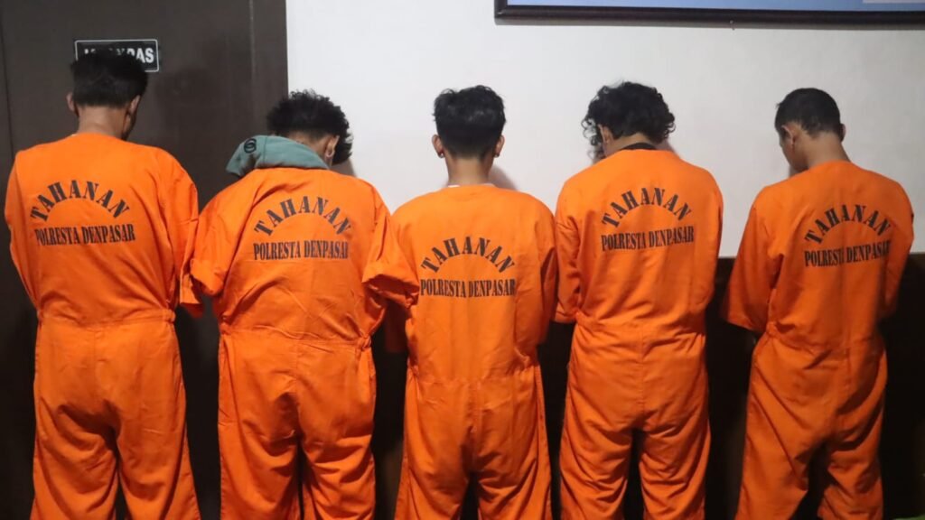 Lima tersangka berinisial SA, DH, NU, DR, dan IS diketahui positif mengonsumsi narkotika jenis amphetamin.