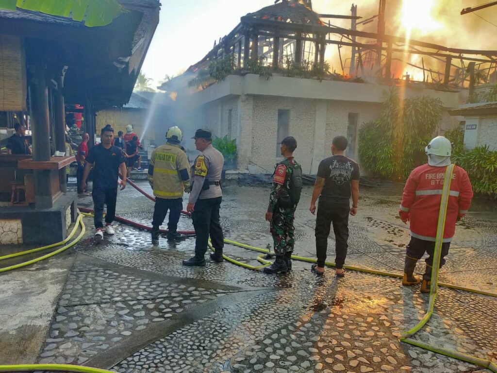 Kebakaran hebat melanda Agung Restoran yang berada di kawasan Hotel Club Med, Nusa Dua, Badung.