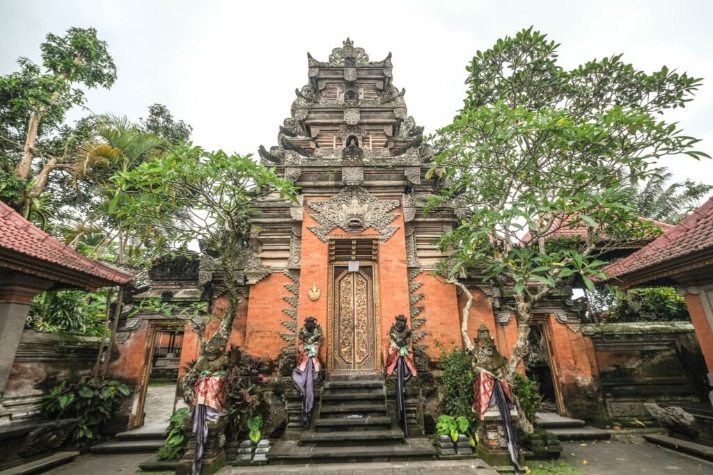 Kori agung atau pintu gerbang utama Puri Agung Ubud.
