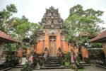 Kori agung atau pintu gerbang utama Puri Agung Ubud.