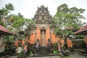 Kori agung atau pintu gerbang utama Puri Agung Ubud.