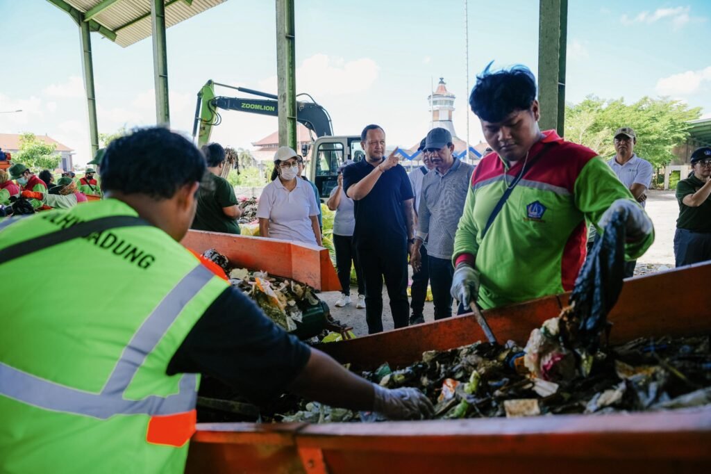 Wakil Bupati Badung Bagus Alit Sucipta saat meninjau operasional TPST Mengwitani, Minggu (12/4).