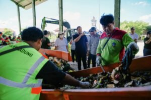 Wakil Bupati Badung Bagus Alit Sucipta saat meninjau operasional TPST Mengwitani, Minggu (12/4).