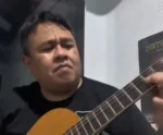 Dandy Laksono bermain gitar di akun media sosial miliknya.