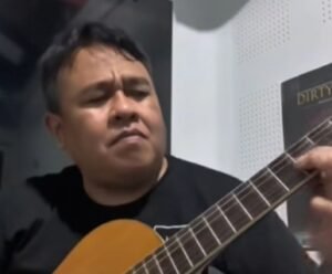 Dandy Laksono bermain gitar di akun media sosial miliknya.