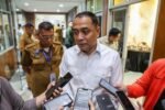 Walikota Surabaya membuat layanan pengaduan Lapor Cak Eri yang bisa diakses via WA.