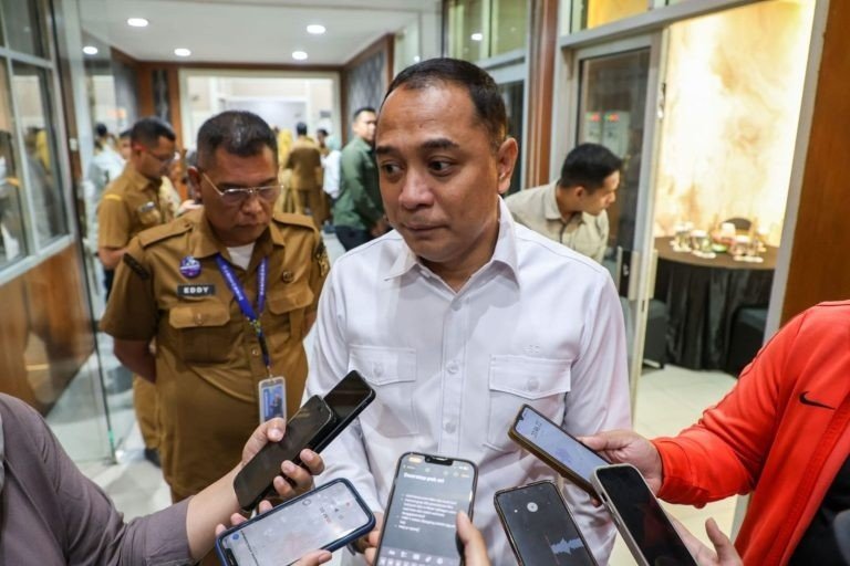 Walikota Surabaya membuat layanan pengaduan Lapor Cak Eri yang bisa diakses via WA.