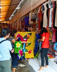 Pasar Seni Guwang menjual berbagai cinderamata.