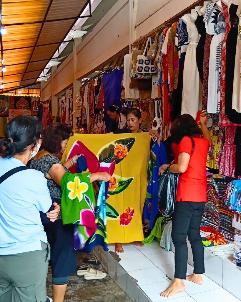 Pasar Seni Guwang menjual berbagai cinderamata.