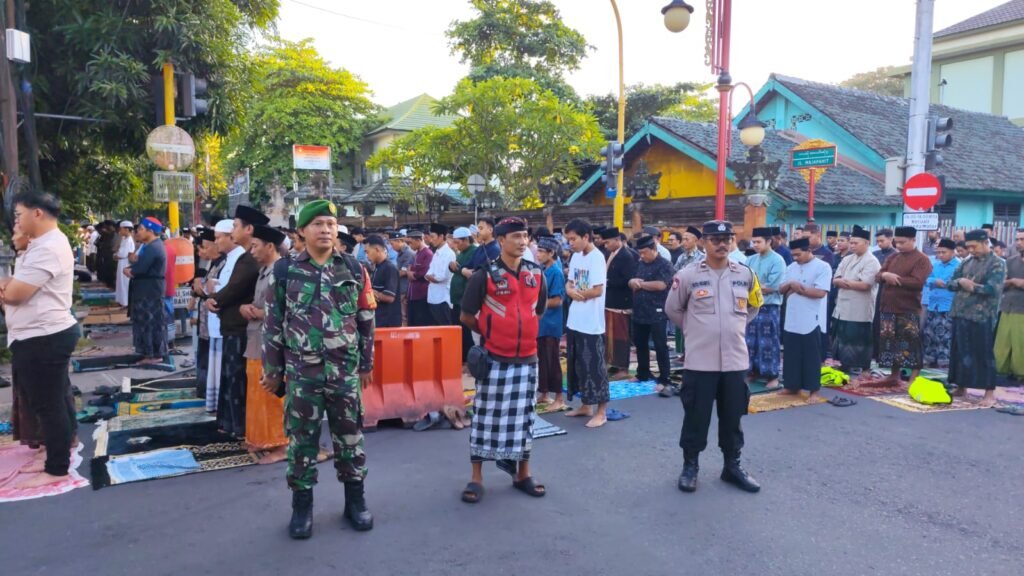 Pecalang dari Desa Adat Gianyar ikut mengamankan jalannya ibadah Iduladha di Gianyar.