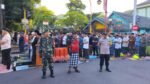 Pecalang dari Desa Adat Gianyar ikut mengamankan jalannya ibadah Iduladha di Gianyar.