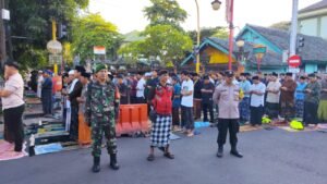 Pecalang dari Desa Adat Gianyar ikut mengamankan jalannya ibadah Iduladha di Gianyar.
