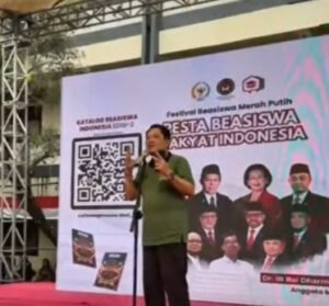 Rai Mantra di acara beasiswa. Pada kesempatan itu, ia menjelaskan nasib guru honorer.