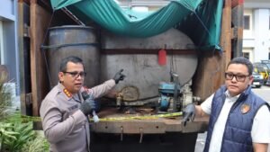 Kapolresta Denpasar Leonardo David Simatupang bersama Kasatreskrim Agus Riwayanto Diputra menunjukkan barang bukti kasus penyalahgunaan BBM subsidi jenis solar di Mapolresta Denpasar.