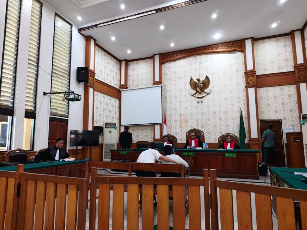 Terdakwa kasus penanaman ganja hidroponik menjalani sidang tuntutan di Pengadilan Negeri Denpasar, Selasa (19/5/2026).