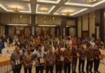 Penyerahan penghargaan Indeks Demokrasi Indonesia 2025 kepada Pemerintah Provinsi Bali dalam kegiatan Kick Off Evaluasi Nasional IDI di Semarang, Kamis (21/5/2026).
