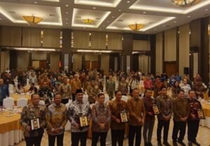 Penyerahan penghargaan Indeks Demokrasi Indonesia 2025 kepada Pemerintah Provinsi Bali dalam kegiatan Kick Off Evaluasi Nasional IDI di Semarang, Kamis (21/5/2026).