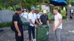 Sekda Badung Ida Bagus Surya Suamba memimpin pengawasan intensif pengelolaan sampah berbasis sumber di kawasan Area Cafe 19, Pantai Muaya, Jimbaran, Jumat (24/4).