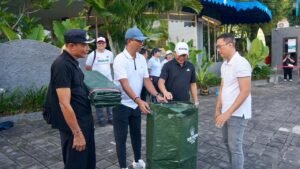 Sekda Badung Ida Bagus Surya Suamba memimpin pengawasan intensif pengelolaan sampah berbasis sumber di kawasan Area Cafe 19, Pantai Muaya, Jimbaran, Jumat (24/4).