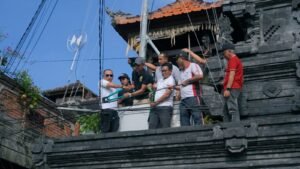 Tim Penertiban Utilitas Kabupaten Badung saat melakukan penataan jaringan kabel di Jalan Raya Basangkasa, Seminyak, Kuta, Jumat (24/4).