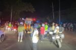 Petugas mengevakuasi korban kecelakaan lalu lintas di Jalan Mahendradatta, Denpasar Barat.