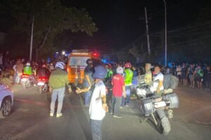 Petugas mengevakuasi korban kecelakaan lalu lintas di Jalan Mahendradatta, Denpasar Barat.