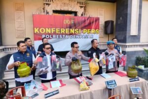 Kapolresta Denpasar Kombes Pol Leonardo David Simatupang bersama Kasatreskrim Kompol Agus Riwayanto menunjukkan barang bukti kasus pengoplosan LPG subsidi di Mapolresta Denpasar.