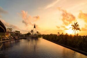 Infinity pool di FOX Hotel Jimbaran Beach Bali.