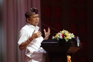 Gubernur Bali Wayan Koster saat memberikan arahan kepada pelaku usaha Horeka dalam sosialisasi pengelolaan sampah di Balai Budaya Giri Nata Mandala, Kabupaten Badung, Kamis (7/5).