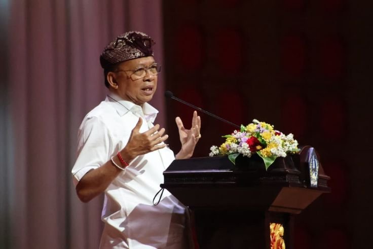 Gubernur Bali Wayan Koster saat memberikan arahan kepada pelaku usaha Horeka dalam sosialisasi pengelolaan sampah di Balai Budaya Giri Nata Mandala, Kabupaten Badung, Kamis (7/5).