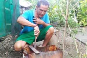 warga Banjar Bengkel Gede, Desa Bengkel, Kecamatan Kediri, I Ketut Widastra punya cara untuk olah sampah di rumahnya.