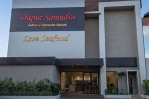 Nikmati sajian live seafood segar dengan cita rasa khas Nusantara di Dapur Samudra, kawasan Jimbaran, Bali.