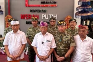 Gubernur Bali, Wayan Koster saat menghadiri peresmian operasional Koperasi Desa/Kelurahan Merah Putih di Desa Sembung, Mengwi, Badung, Sabtu (16/5).