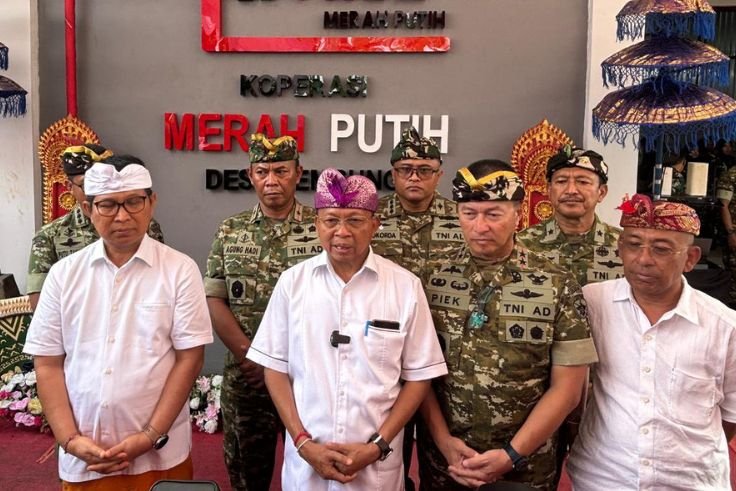 Gubernur Bali, Wayan Koster saat menghadiri peresmian operasional Koperasi Desa/Kelurahan Merah Putih di Desa Sembung, Mengwi, Badung, Sabtu (16/5).