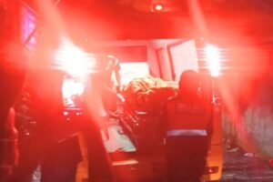 Petugas mengevakuasi jasad pria yang ditemukan meninggal dunia di kamar kos kawasan Denpasar Timur, Jumat (22/5/2026) malam.