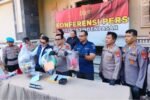Kapolresta Denpasar, Leonardo David Simatupang saat menunjukkan barang bukti dalam konferensi pers, Senin (25/5/2026).