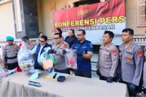 Kapolresta Denpasar, Leonardo David Simatupang saat menunjukkan barang bukti dalam konferensi pers, Senin (25/5/2026).