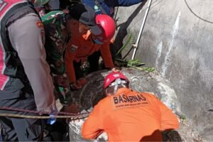 Petugas SAR gabungan saat mengevakuasi jasad Wayan Lanang dari dasar sumur di Desa Bunga Mekar, Nusa Penida, Klungkung, Senin (25/5/2026).